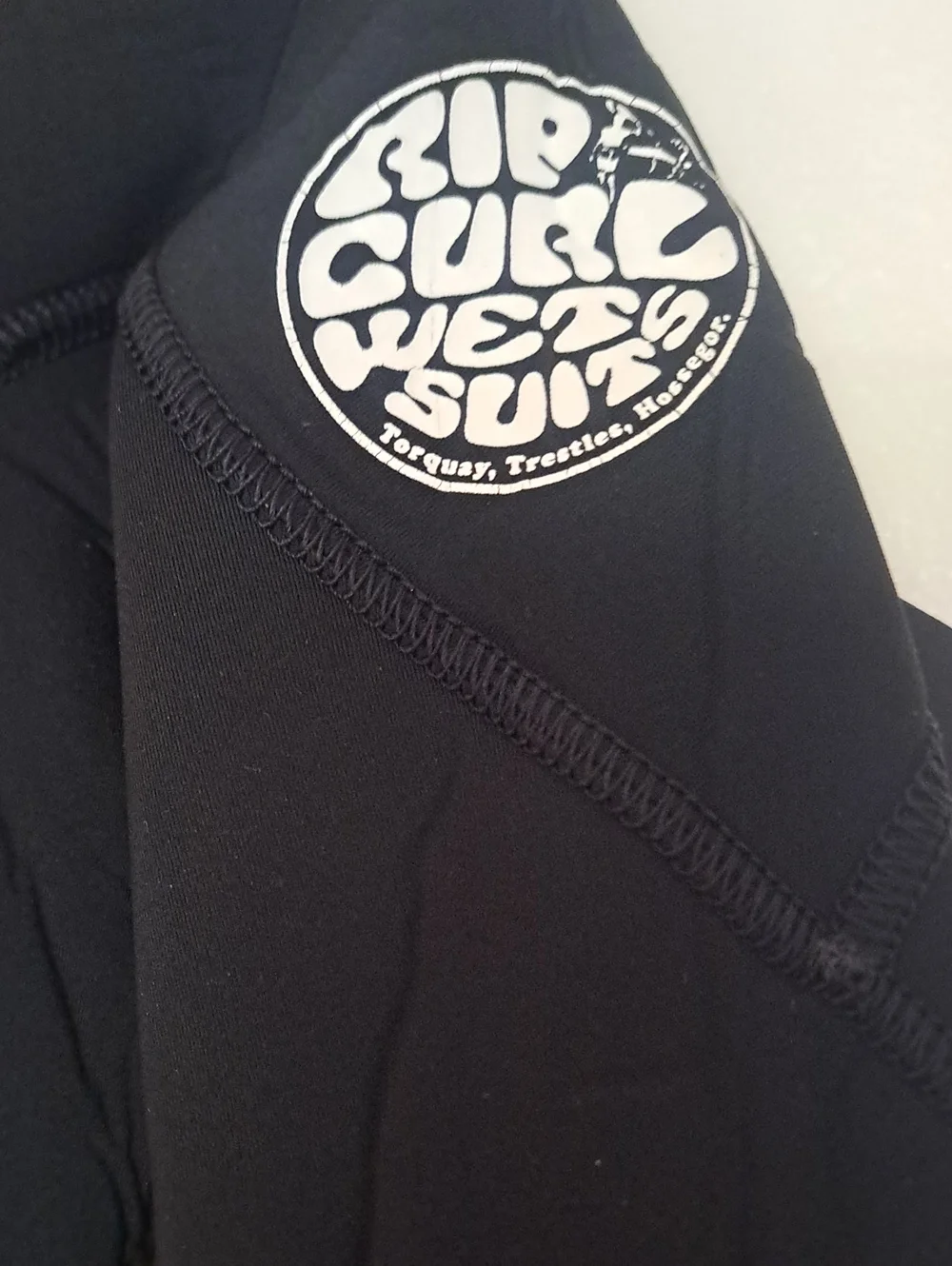 Rip Curl Men’s Black Long Sleeve Swim Rash Guard Wetsuit